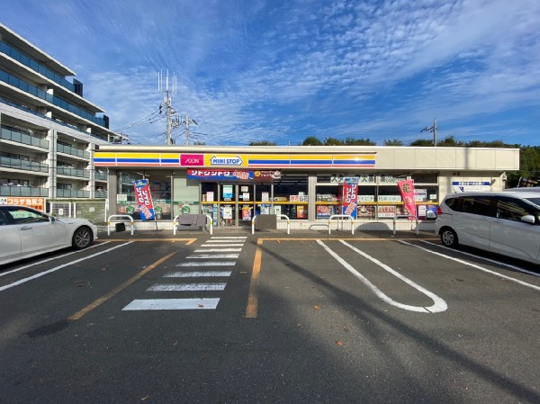 周辺環境:ミニストップ青葉荏田町店(～街角のあなたの憩いの場～ソフトクリームやポテトなどオリジナルのスナックをコンビニ内で食べれます。)