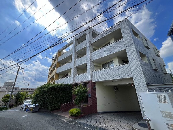 外観:緑豊かで穏やかな住宅街に馴染む瀟洒なマンション。植栽がセンス良く配置された、エレガントな佇まい。