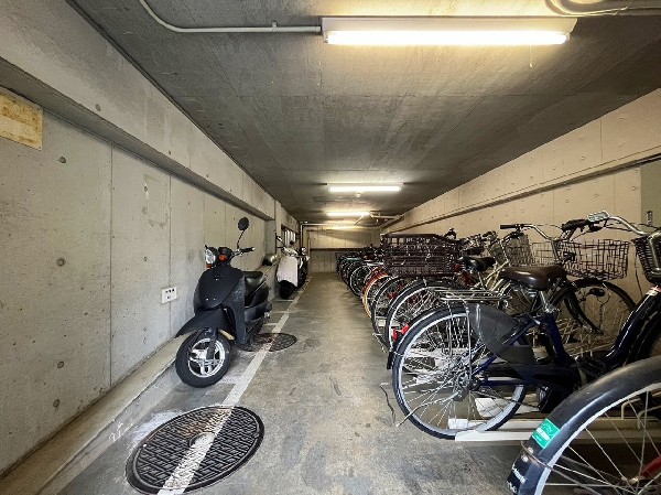 外観:駐輪場　500円/月　バイク置場　1000円/月　風雨にさらされることのない屋内は嬉しい。