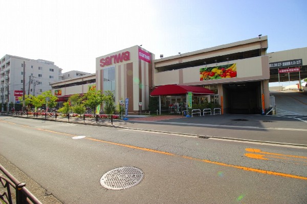 周辺環境:スーパー三和(川崎遠藤店 9時～22時までの営業時間の大型スーパー。お客様の笑顔のために地域密着だから出来ることがモットー)