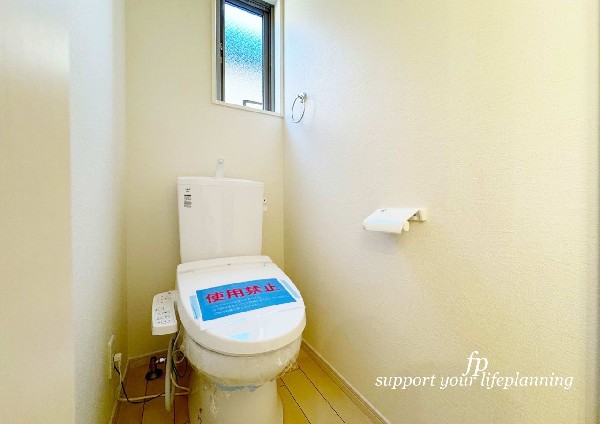 ウォシュレット、暖房便座機能付のトイレです。従来型に比べ節水効果があり、お手入れもしやすいので、家計も家事の負担も軽減してくれます。