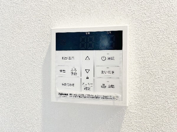 同仕様設備：ワンタッチでお湯張りや保温が可能なフルオートバス。仕事や塾などパパやお子様の入浴時間が異なる家でも、保温機能でいつでも快適に入浴が可能です。