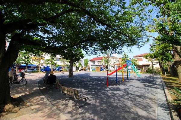 周辺環境:戸手第一公園(この物件からほど近い公園。陽ざしを遮る大きな木があるので、木漏れ日が気持ちいい！)