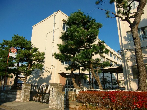 周辺環境:新田中学校(（知）確かな学力を身につけ、自ら学ぶ、あきらめずに挑戦する生徒を育みます。（徳）のびのびと主体的に行動し、人権を尊重する豊かな心の生徒を育みます)