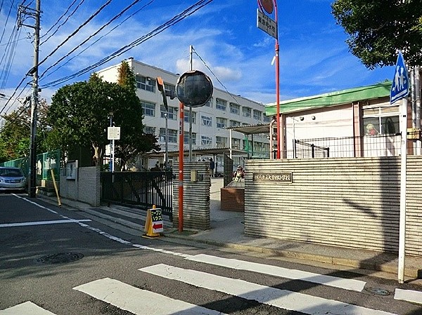 周辺環境:大曽根小学校(学校保健優良校や学校給食優良校などで表彰された実績を持ち、県や市の研究指定校として研究発表を実施したこともあります。)