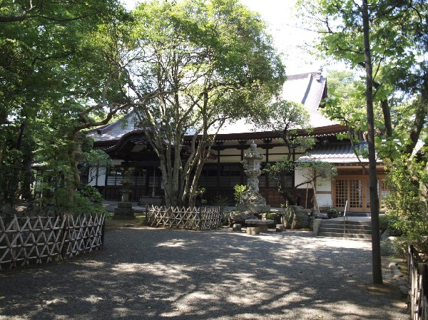 周辺環境:泉龍寺弁財天池(小田急線狛江駅北口から西へ歩くと泉龍寺に突き当たり、寺の境内の一端を通り抜ける道の左手に、鯉がたくさん泳いでいる池があります。)