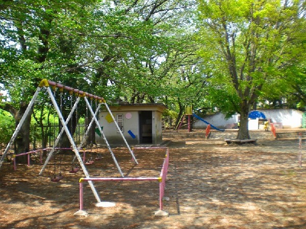 周辺環境:西河原公園(樹木が立ち並び、木漏れ日を愉しめる公園。都会の騒がしさから解放される、大人も癒される落ち着きある空間が広がります。)