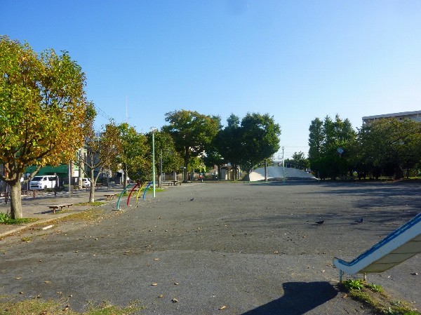 周辺環境:小向第一公園(近隣には、公園もあり、青空の下で駆け回ったり、遊具で遊んだり、思い思いの遊びができます。子供たちの元気で楽しそうな声が響き渡ります。)