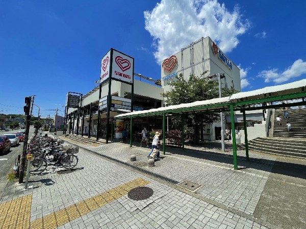 周辺環境:スーパー三和鶴川店(地域密着型でお客様の便利を追求したスーパーマーケット。生鮮食品を中心に加工食品、日用雑貨の品揃えも充実しています。)