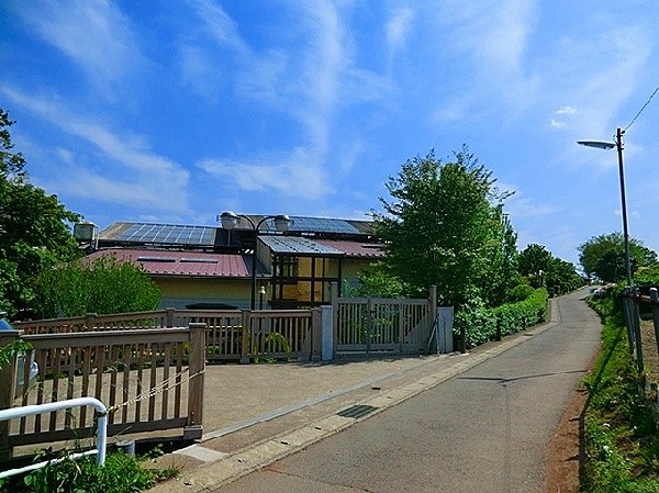 周辺環境:風の谷幼稚園(豊かな自然に囲まれ、園舎・園庭から子供たちの元気な声が聞こえてきます。できることが増えていく、お子様の成長が楽しみです。)