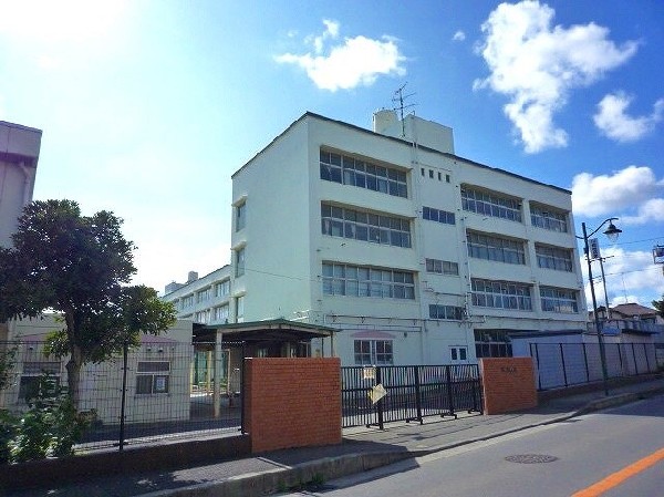 周辺環境:川和小学校(アットホームな環境で、きめ細やかな教育を提供。豊かな自然の中で学び、子どもたちの個性を伸ばす支援が充実した、地域に根ざした学校です。)