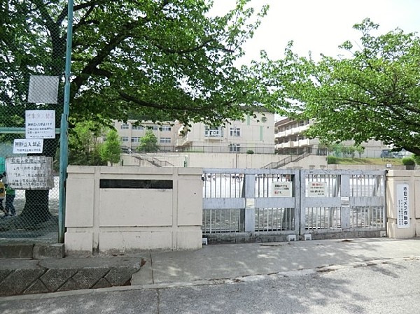 周辺環境:三輪小学校(三輪小学校といえば、豊かな自然と豊富な人材です。保護者・地域の皆様の協力を得ながら「ふるさと教育」を実践しています。)