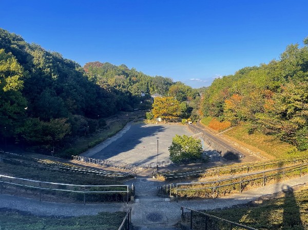 周辺環境:沢谷戸自然公園(沢谷戸自然公園は山ひとつ公園にしたスケールの大きい公園です)