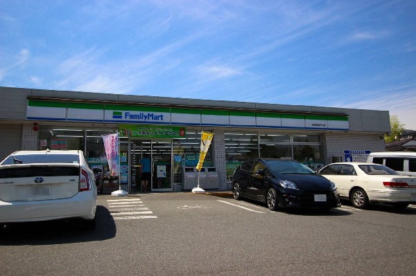 周辺環境:ファミリーマート川崎宮前南平台店(コンビニが近いのは何かと助かります。いまや買物だけではなく、行政、銀行、民間サービス等、日常生活に深く関係する最重要施設。)