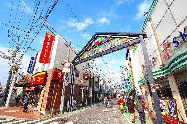 周辺環境:六角橋商店街(地元の住民の方や、神奈川大学の学生で活気のある商店街。昭和を感じる店舗と新しいお店が入り混じる。)