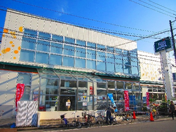 周辺環境:ＦＵＪＩスーパー鳥山店(生鮮品は品質・鮮度にこだわり、豊富な品揃えでお客様に喜んでいただけるよう心がけております)