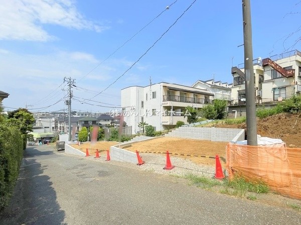 外観:前面道路含む現地写真