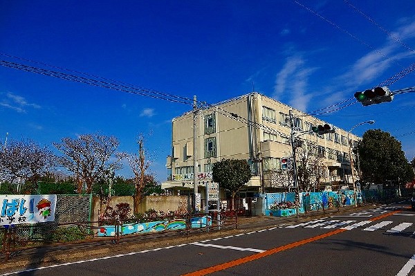 周辺環境:宮崎小学校(お子様が一日の中でも長い時間を過ごす小学校。のびのびと過ごし、広い校庭で元気に駆け回ったり、どんどん成長していく姿が目に浮かびます。)