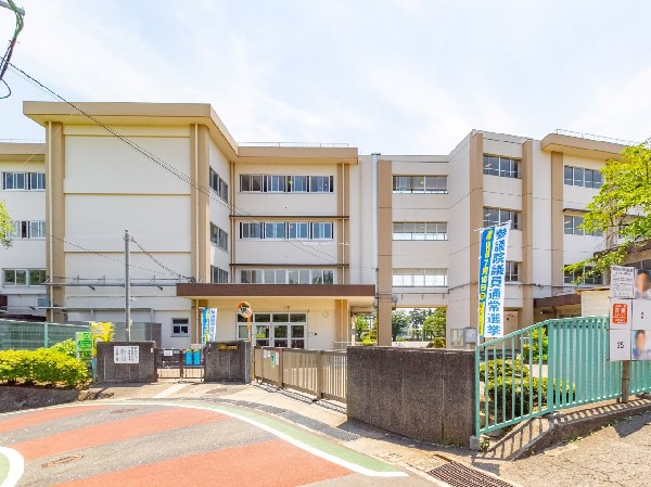 周辺環境:南野川小学校( 自然豊かな地域にある小学校です。 元気な挨拶　明るい笑顔　南野川っ子は毎日輝いています。)