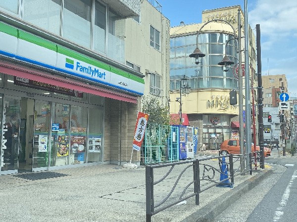 周辺環境:ファミリーマート川崎南幸町店(「あなたと、コンビに、ファミリーマート」のCMジングルでお馴染みの24時間営業コンビニエンスストア。)