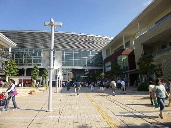 周辺環境:たまプラーザ駅(駅直結のショッピングエリアたまプラーザテラスがあり、他に東急百貨店、東急ストア、イトーヨーカドー等買い物する場所が駅から近く便利です)