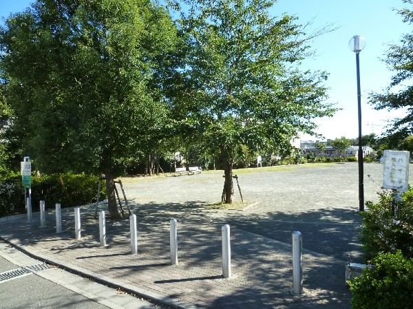 周辺環境:犬蔵さくらの丘公園(見晴らしの良い景色が楽しめて、とても気持ちのいい風が吹いています。さくらの季節には、いろいろな桜の花が楽しめるようです。)