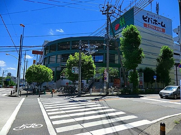 周辺環境:ビバホーム川崎宮前店(午前10時～午後11時まで営業。駐車場も3時間無料なので、車でのお買い物に便利。)