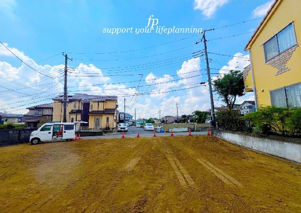 外観:南道路に面した整形地で土地面積142.65m2あり間取りの配置によってはカースペース3台も可能なゆとりの敷地です。