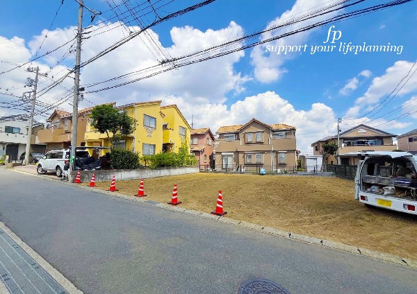 外観:前面道路は幅員4ｍあり、敷地と道路に高低差が無いのでお車の出し入れもラクラクです。