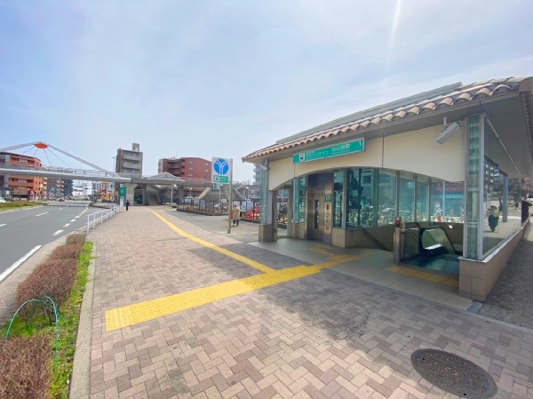 周辺環境:北山田駅(街並みに合わせるためにステーションカラーを南欧スタイルで統一。オレンジの洋瓦で暖かいイメージ。)