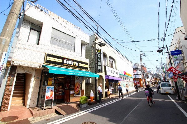 周辺環境:妙蓮寺駅前商店街(少し早めに家を出て珈琲とパンで朝食を済ませるのもいいかもしれません。定番で人気のホットドックやホットサンドは飽きません。)