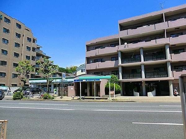 周辺環境:三ッ沢上町駅(三ツ沢公園、陸上競技場、球技場（現在ニッパツ三ツ沢球技場）の最寄り駅です。)