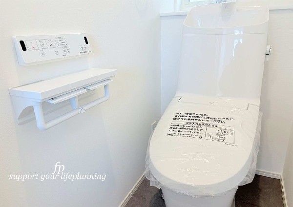 ウォシュレット、暖房便座機能付のトイレです。従来型に比べ節水効果があり、お手入れもしやすいので、家計も家事の負担も軽減してくれます。