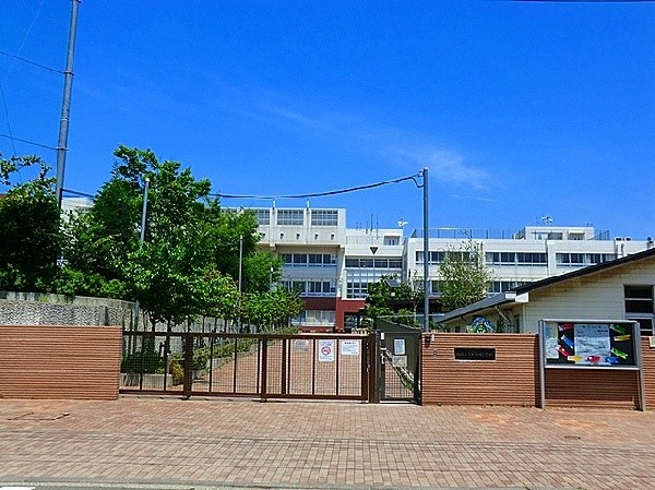 周辺環境:古市場小学校(お子様が一日の中でも長い時間を過ごす小学校。どんどん成長していくお子様の姿が目に浮かびます。　)