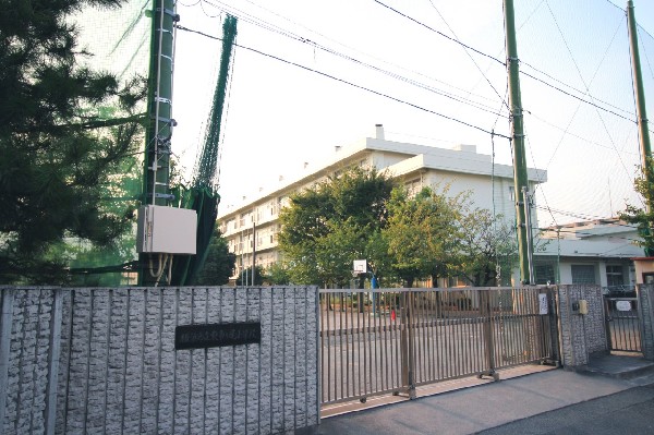 周辺環境:東市ヶ尾小学校 (青葉区市ケ尾町にある公立小学校。学生やその周辺ではヒガイチと略される。)