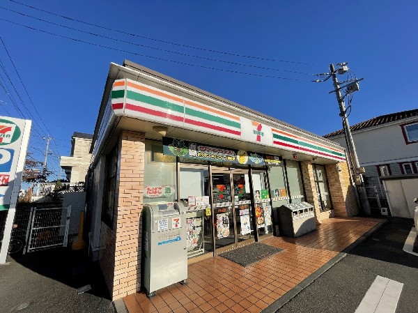 周辺環境:セブンイレブン　美しが丘西3丁目店(セブンミール、お弁当に定評のあるセブンイレブン、コンビニエンスの最大手ですね。)