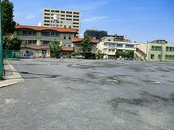 周辺環境:上丸子小学校(お子様が一日の中でも長い時間を過ごす小学校。のびのびと過ごし、広い校庭で元気に駆け回ったり、どんどん成長していく姿が目に浮かびます。)