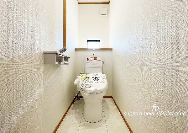 ウォシュレット、暖房便座機能付のトイレです。従来型に比べ節水効果があり、お手入れもしやすいので、家計も家事の負担も軽減してくれます。