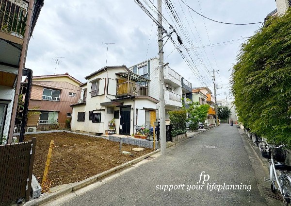 外観:大きな窓で日差しを長時間受ける事が出来る暖かいお部屋です。もちろんペアガラスで、遮音性にも優れ、結露も発生しにくい構造。