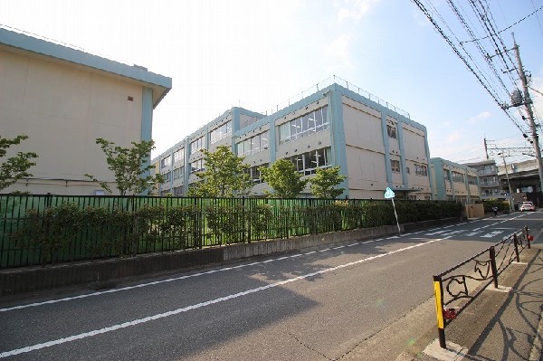 周辺環境:西中原中学校(生徒数が多い、有名な中学校です。1学年12クラスで全校生徒は1430人。公立中学校ではマンモス校。)