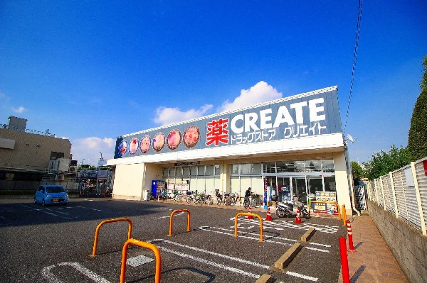 周辺環境:クリエイト下平間店(大きな駐車場を完備したドラックストア。10時～23時までの営業時間で医薬品はもちろん、野菜や肉類まで販売しているので、何かと助かります。)