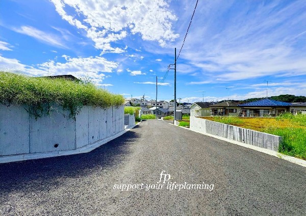 外観:都会の中で解放感のある2階建が建並ぶ住宅街！落ち着いた住宅街に馴染む建物。バランス良く施されたアクセントカラーがセンスを感じさせる建物です。