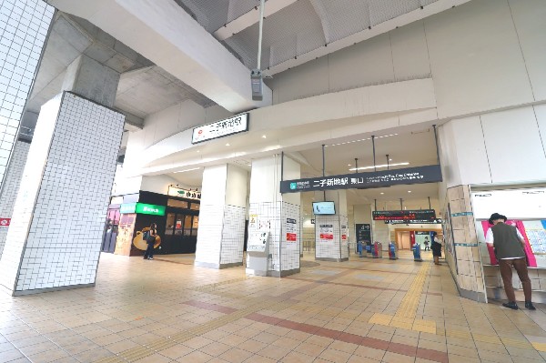 周辺環境:二子新地駅(急行停車駅、二子玉川駅の隣にある各駅停車駅です。駅周辺には居酒屋などもありますが、静かな住宅街が広がっています。)