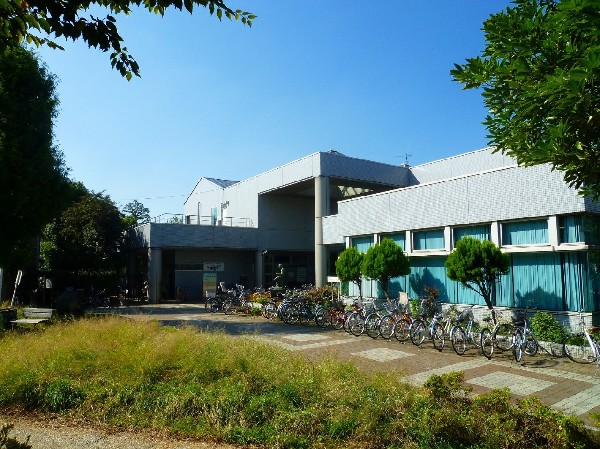 周辺環境:高津図書館(緑に囲まれた高津図書館は、高津駅から徒歩5分、溝口緑地の中にあります。駐輪場も充実しています。)