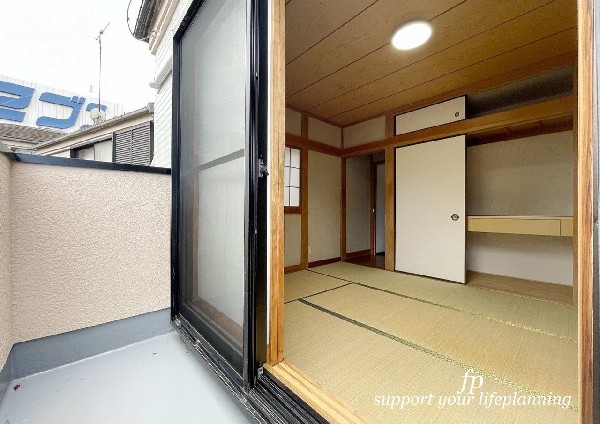 大きな窓で日差しを長時間受ける事が出来る暖かいお部屋です。