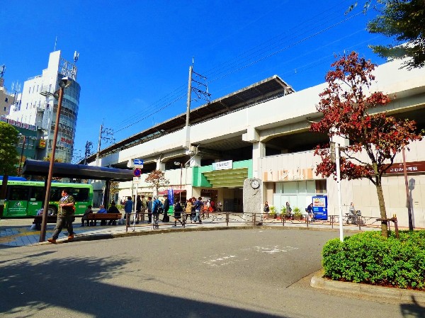 周辺環境:武蔵新城駅(武蔵小杉駅、武蔵溝ノ口駅に電車で6分、3分とアクセスしやすく、渋谷に出やすいです。また、駅前はアイモール商店街やスーパーが建ち並びます。)