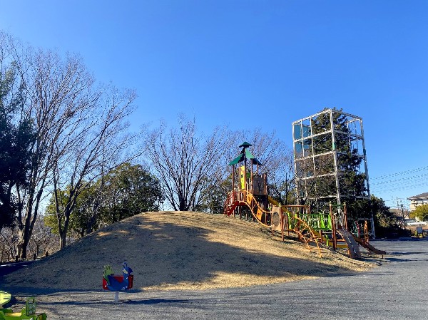 周辺環境:かやのき公園(樹齢600年ともいわれる「かやの木」がシンボルの穴場の公園です。園内には大きな複合遊具があります。)