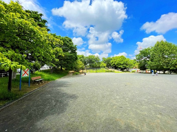 周辺環境:大場富士塚公園(自宅からすぐ近くの場所に広々とした公園があり、お散歩に最適です。)