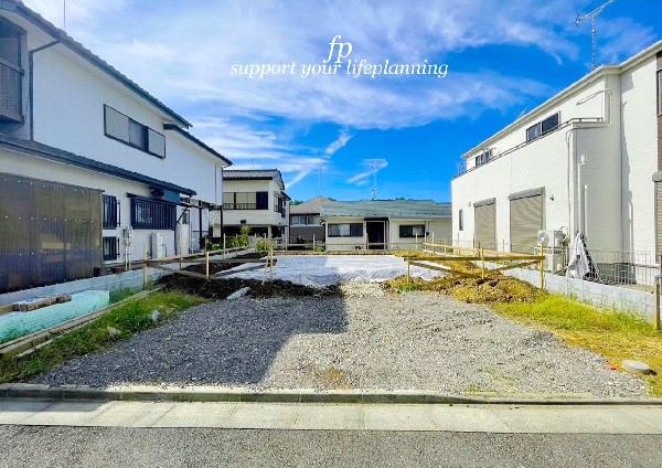 外観:小田急線「生田」駅徒歩10分！2階建てが建並ぶ閑静な住宅街に土地面積48.20坪のゆとりの敷地に収納豊富な大型4LDKの建物です。