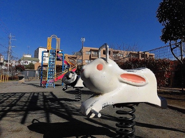 周辺環境:生田6丁目公園(近隣には、公園もあり、青空の下で駆け回ったり、遊具で遊んだり、思い思いの遊びができます。子供たちの元気で楽しそうな声が響き渡ります。)